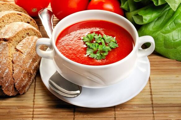 El menú de bebidas dietéticas se puede diversificar con sopa de tomate. 