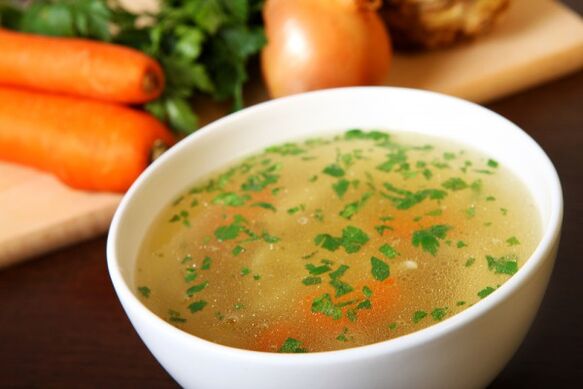 La sopa de carne es un plato delicioso en el menú dietético de bebidas. 