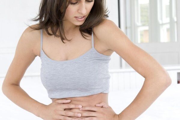 El dolor en la zona abdominal es uno de los primeros signos de una posible pancreatitis. 