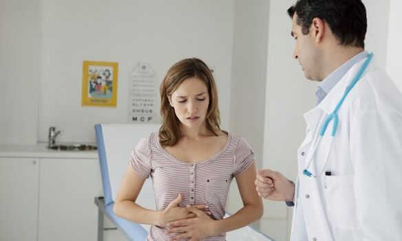 El gastroenterólogo explicará detalladamente al paciente con pancreatitis cómo comer para no dañar el organismo. 