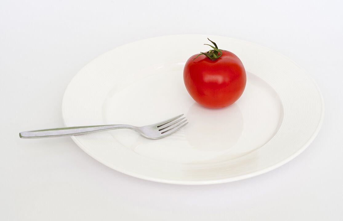 tomates con un tenedor en un plato